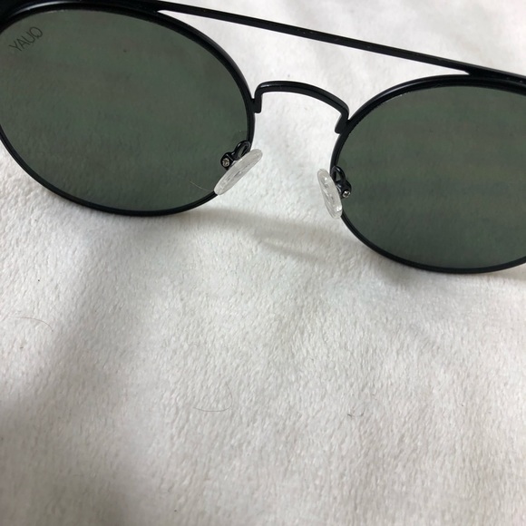 Quay “ The In Crowd” Black Sunglasses - Picture 3 of 5
